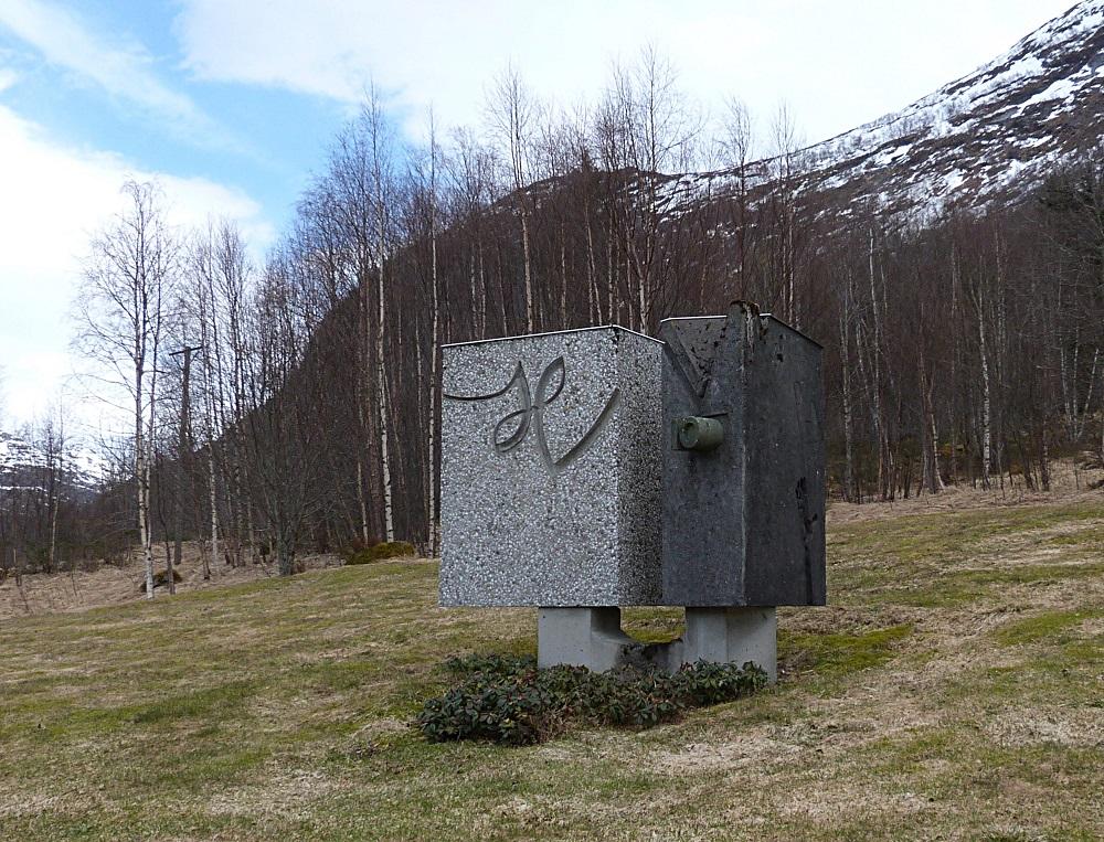 HV-skulpturen står på oppsida av det tidlegare heimevern-kvarteret på Skei.