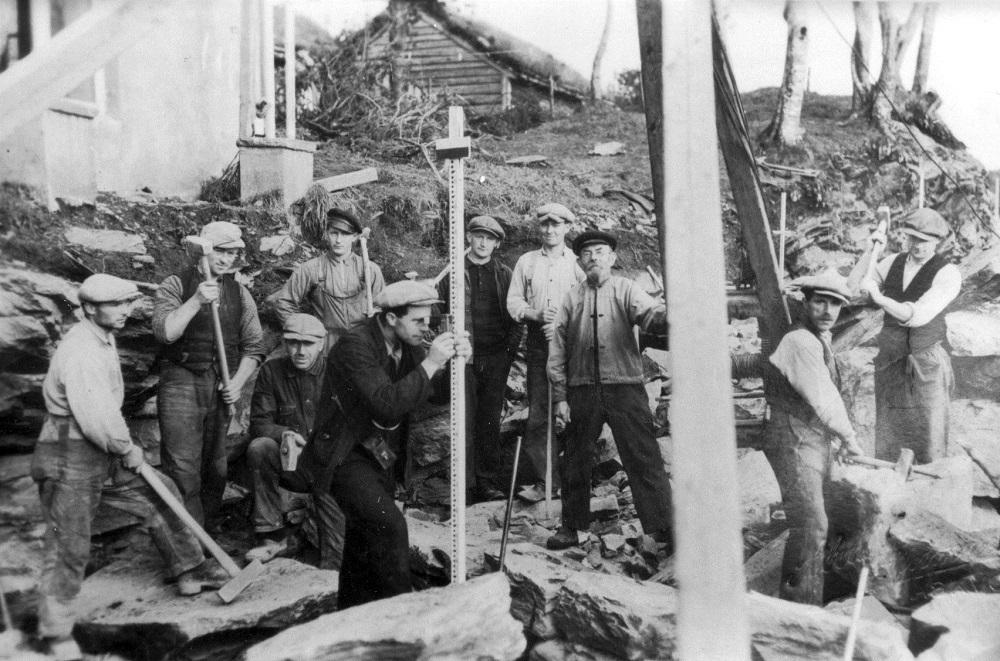 Vegarbeidarar på anlegget Askvoll-Stongfjorden i krigsåra 1940-1945. Frå venstre: Dagmund Vårdal, Konrad Grimelid, Artur Hatlem, Bernhard Midtbø, oppsynsmann Sigurd Hovland, Sigvald Dørhellen, (?), Andres Oliver Skei, Andreas Ask, (?). 