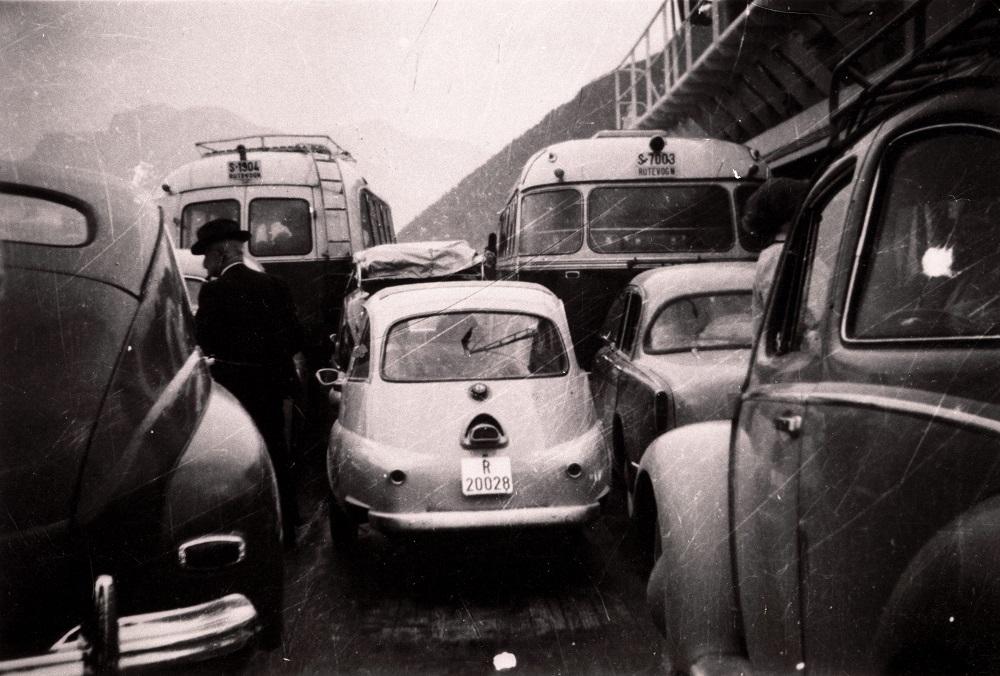 Fullt på ferja mellom Instefjord og Vadheim på ein tur på slutten av 1950-talet. Ferjesambandet opna sommaren 1955 med M/F "Vetlefjord" i ruta. Ho brukte 1 time over fjorden. I juli 1955 var trafikken 64 bilar, 32 syklar, 5 motorsyklar og 853 reisande. Det var mindre enn rekna med, men dei meinte at trafikken ville auka når vegen Lavik-Vadheim stod ferdig. Det var usikkert om ferja ville halda fram i 1956, men Brekke og Lavik vedtok å dekka eit eventuelt underskot. 