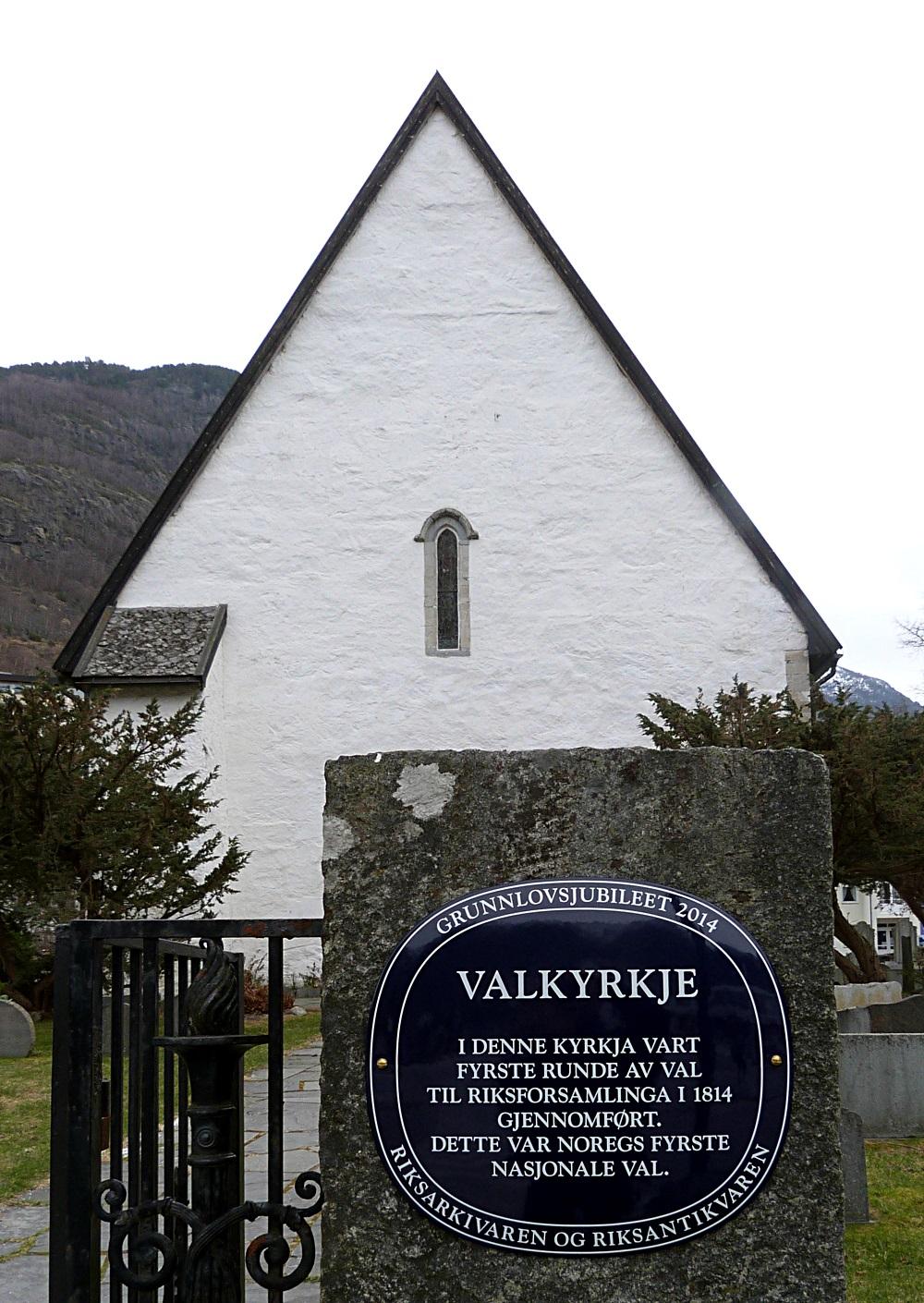 Vangen kyrkje, valkyrkje i 1814. Alle kyrkjene i landet som var vallokale i 1814 og framleis står, fekk våren 2014 eit skilt som dette frå Riksantikvaren og Riksarkivaren.