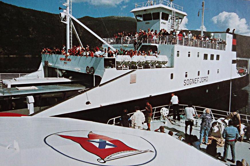 Korrespondanse Midtfjords sommaren 1999 mellom ferja «Sognefjord» og snøggbåten «Solundir» i sommarruta Bergen – Flåm.