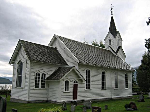 Hafslo kyrkje er ei mellomstor langkyrkje. Tårnet er ein ekstra fin detalj på kyrkja. Ho vart reist i 1878, som erstatning for den gamle som i 1814 var vallokale for Hafslo prestegjeld. 