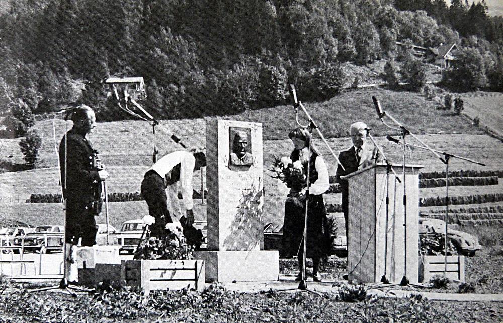 Frå avdukinga laurdag, 5. august 1978. Frå venstre: Ragnvald Lunde, Knut Jarle Kroken, Gunn Gausemel og Rolf Myklebust.