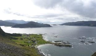 <p>Utsyn s&oslash;rover mot Oldersundet. Bremangerpollen g&aring;r austover (til venstre) med Grotle ligg lengst vest premangerpollen (i framgrunnen), og lenger inne Igland og Hauge. Midt biletet halv&oslash;ya Novelandet. Novene er namnet p&aring; fjellveggen mot Bremangerpollen. Farleia her er open mot havet. Kalv&aring;g ligg ligg s&oslash;r om Oldersundet.</p>