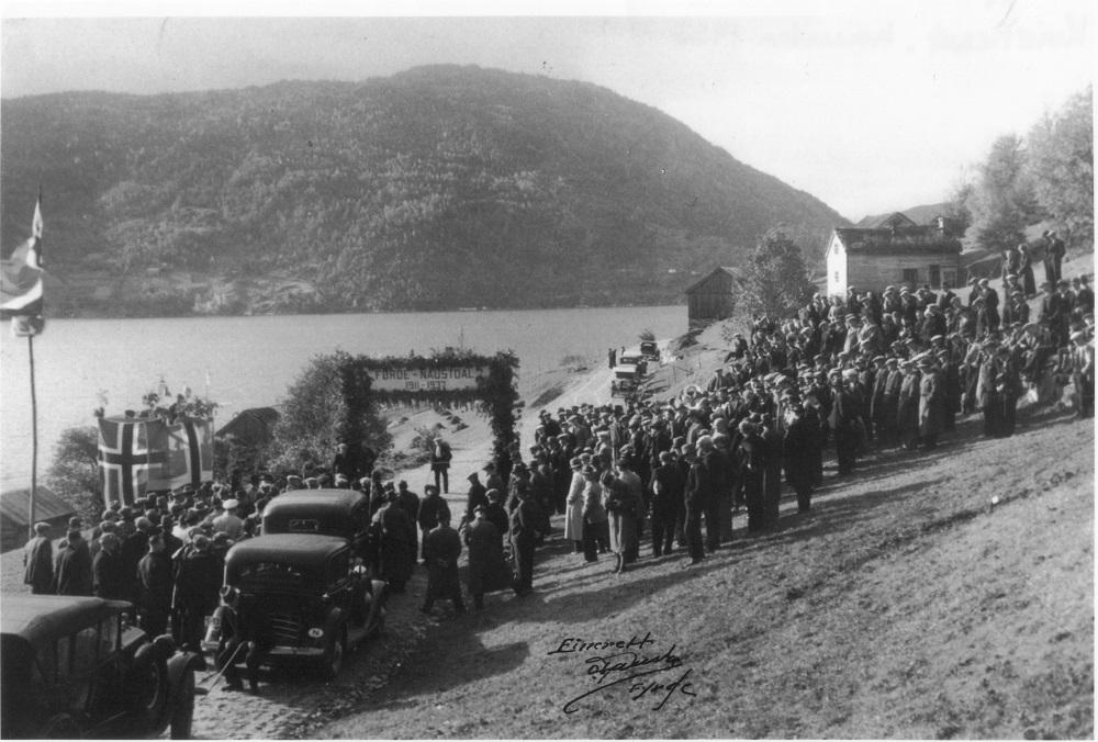 Frå opninga av vegen Førde-Naustdal, 9. oktober 1937. 600 personar var tilstades. Det var reist æresport og pynta med grønt og flagg.  Førde hornmusikk deltok. Etter opninga gjekk det bilkortesje frå Klopstad til Fimland i Naustdalen.