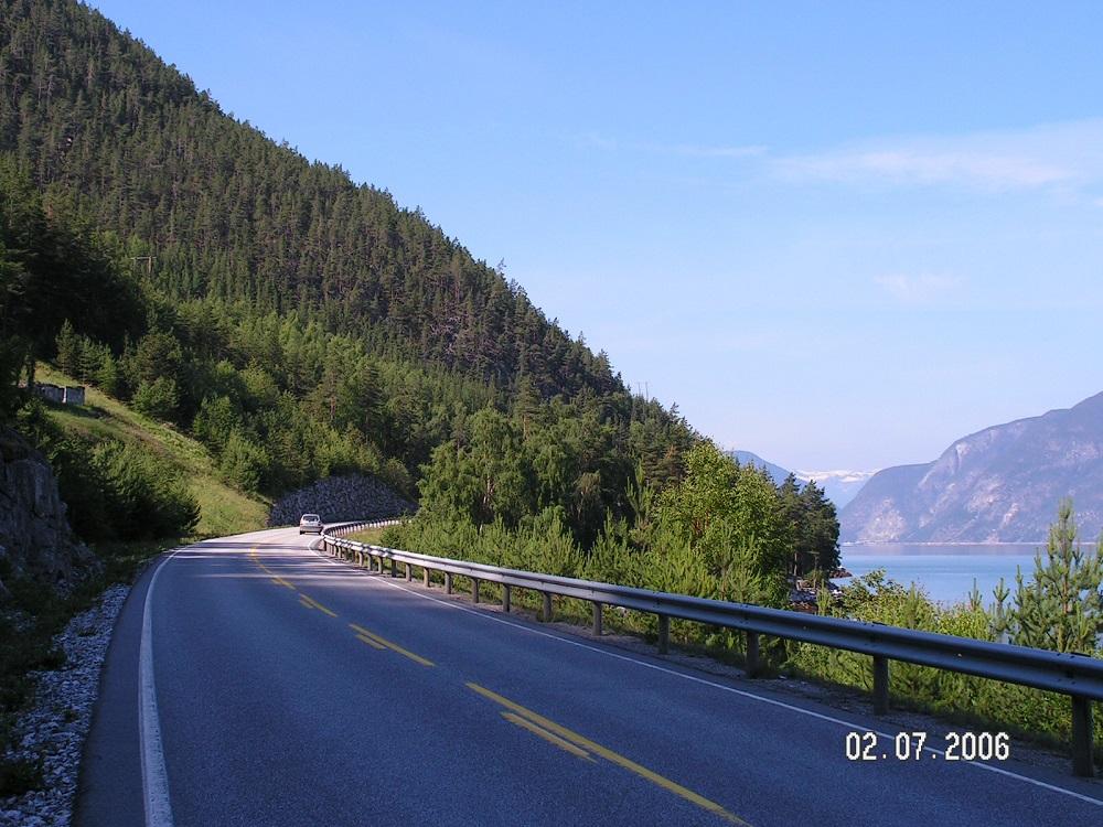 Arbeidet med vegstrekninga Naddvik-Fodnes tok til 18. september 1989. Strekninga er 16 km og har to tunnelar. Timreskredtunnelen er 1 km og Bermålstunnelen er 1,6 km. Ovanfor går vegen forbi husmannsplassen Sagi.