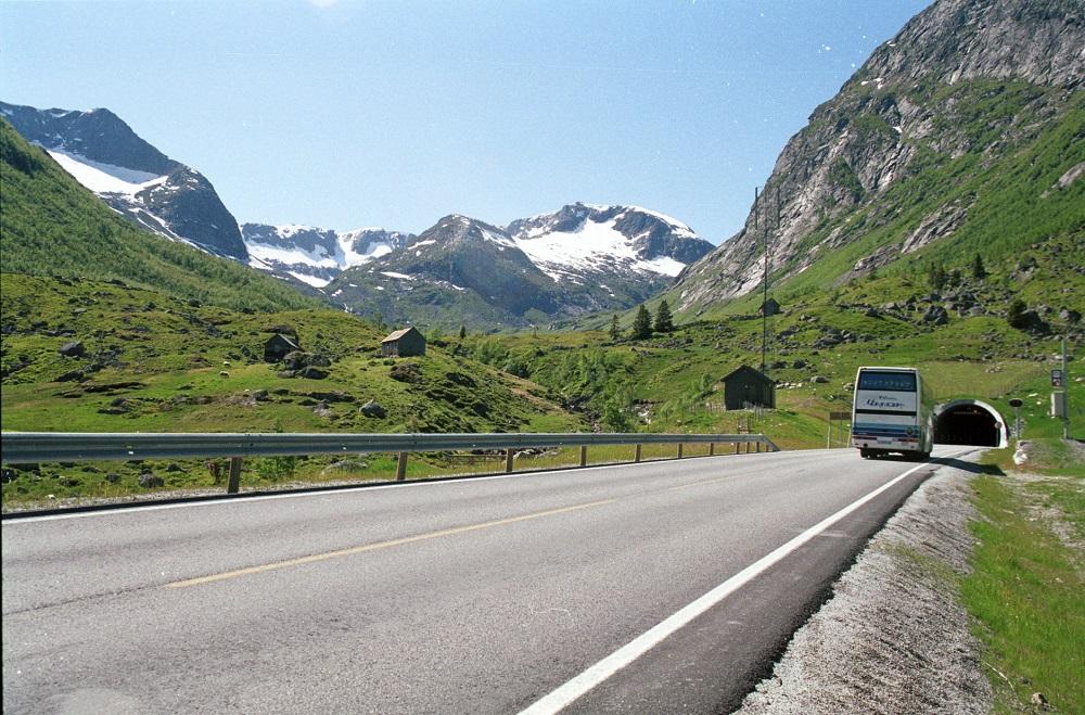 Fjærlandsvegen, som vegen vart kalla, går frå Sogndal til Fjærland og er 34,2 km. Heile strekninga er ny veg. 


