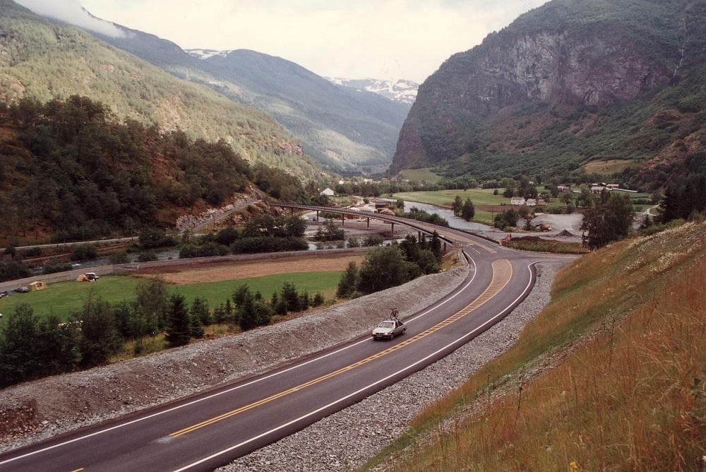 Slik ser stamvegen mellom Aurland og Flåm ut. Brua og tunnelen gjennom Fretheimshaugane skånar det sårbare miljøet i Flåm sentrum.

 