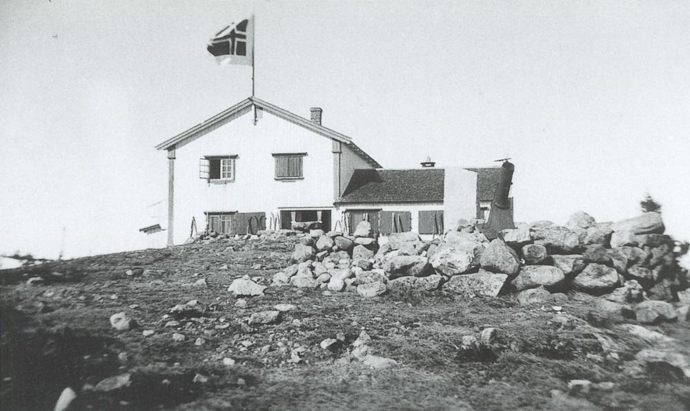 Bygningen "Borgen" på fjellet Nordhue oppført av Helge Væringsaasen. I 1908 reiste Væringsaasen ein Sivle-stein her oppe. På framsida står fleire strofer frå diktet <i>Varde</i>, og på baksida: "Austlendingar samla her til Sivle-stemna sette Per Sivle dette minnet 26de juli 1908." År 1998 var skrifta uleseleg.
