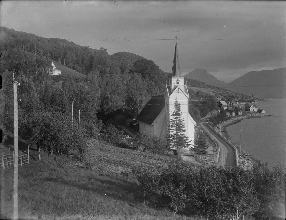 Den tidlegare vegen mellom Sandane og Hjelmeset gjekk langs sjøen gjennom mange idylliske stader i Gloppefjorden. Den gamle vegstrekninga var smal og svingete. Den vart vedteken bygd i 1898. Vegen var særleg viktig når det var is i Gloppefjorden. Anleggsarbeidet byrja i 1909 og vegen ut til kyrkja på Vereide var ferdig i 1912. I 1924 var vegen fullført til Klæberget. 
