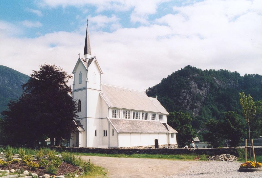 I Holmedal finn ein ei av dei verkel staselege, treskipa kyrkjene i fylket. Arkitekt Christian Brodtkorp Christie teikna i same perioden fem nokså like kyrkjer i Sogn. Han ønskte at Holmedal kyrkje skulle målast gul, men fekk ikkje gjennomslag for det.
