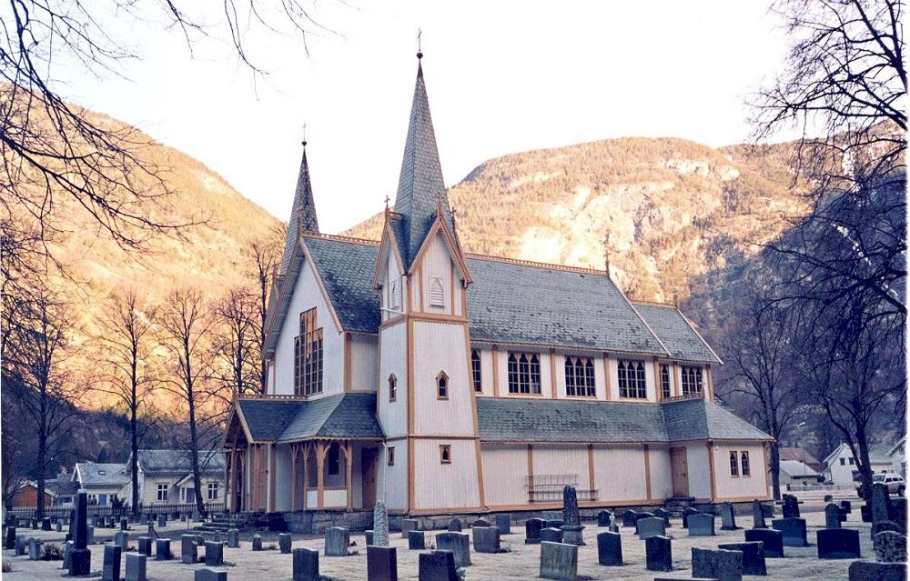 Hauge kyrkje vart ikkje bygd opp att på Hauge, der gamle-kyrkja stod, men på Øyramarki.
