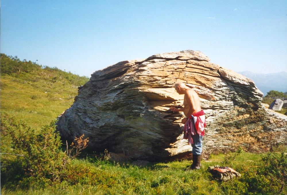 Bergskolten Preikestolen like ved råsa opp til Holmøyskardet. Her er mange gamle innskrifter, t.d. årstalet 1809.