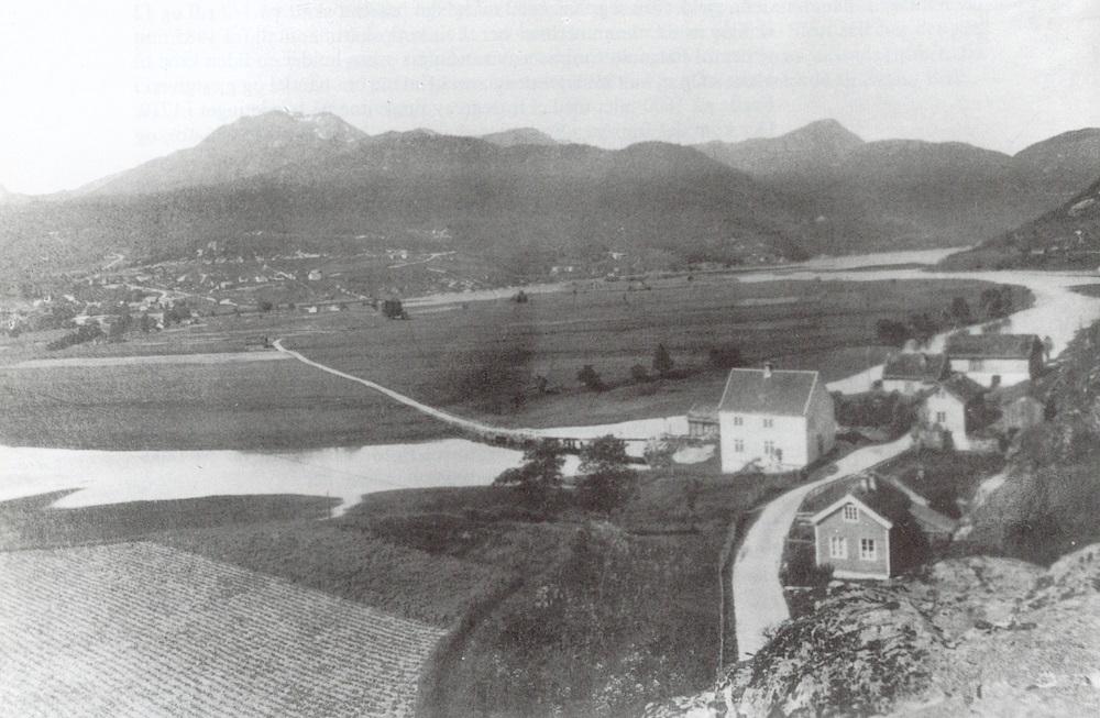 Utsyn over Sjøahola før 1900. Her var det hamn i eldre tid der jekter la til. Elva Jøstra hadde då hovudløpet sitt her til ho endra løp kring 1780. Det store huset er tinghuset, som seinare vart flytta til Øyna.