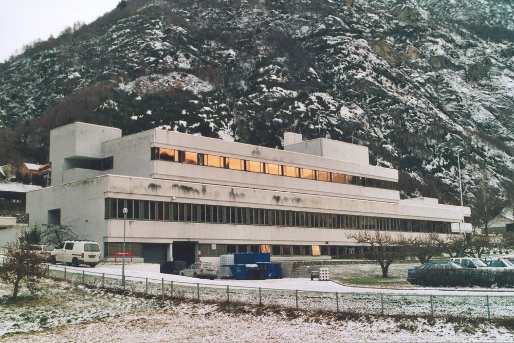 Lærdal sjukehus slik det ser ut etter den siste ombygginga på 1980-talet. Sjukehuset ligg på garden Mjelde i området ved elva Ofta.
