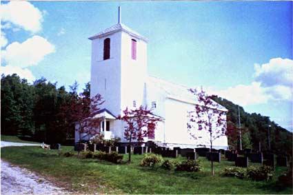 Om noko kyrkje i fylket kler nemninga funkis så er det kyrkja i Kjølsdalen. Alt er enkelt og minimalisert.