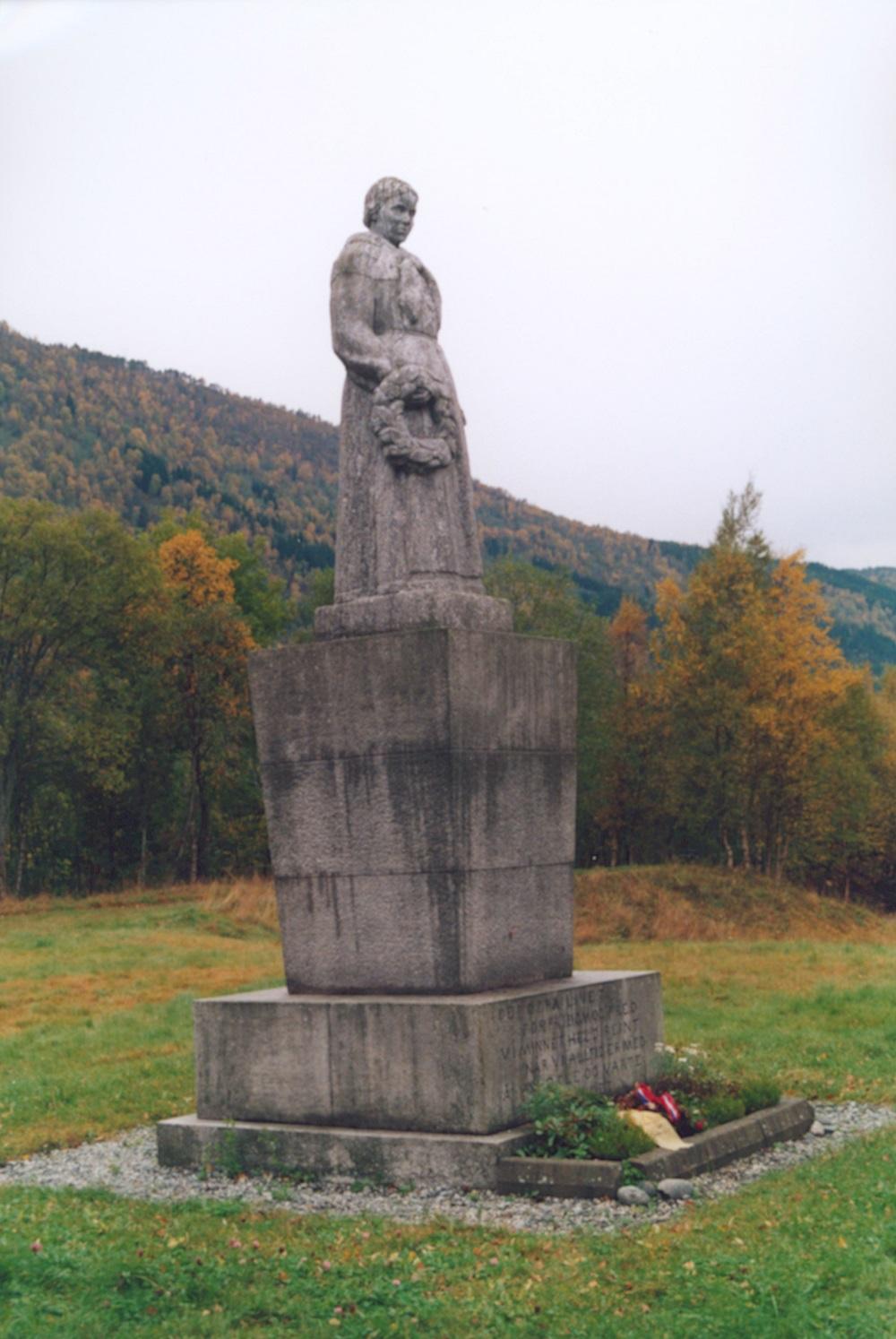 Monumentet Mor Noreg, laga av kunstnaren Dyre Vaa i 1947, står på den gamle eksersisplassen på Nordfjordeid. Det er kring 5,5 meter høgt. Steinsokkelen vart laga av A/S Hardanger Steinhoggeri. Det står to innskrifter på to sider i den nedste delen av sokkelen.