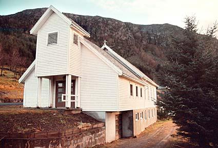 Folkestad bedehuskapell har ei tredelt bygningshistorie, og midtdelen utgjer det som frå 1913 var bedehuset i bygda. Tett forbi husveggen går vegen sørover til Hyllestad.