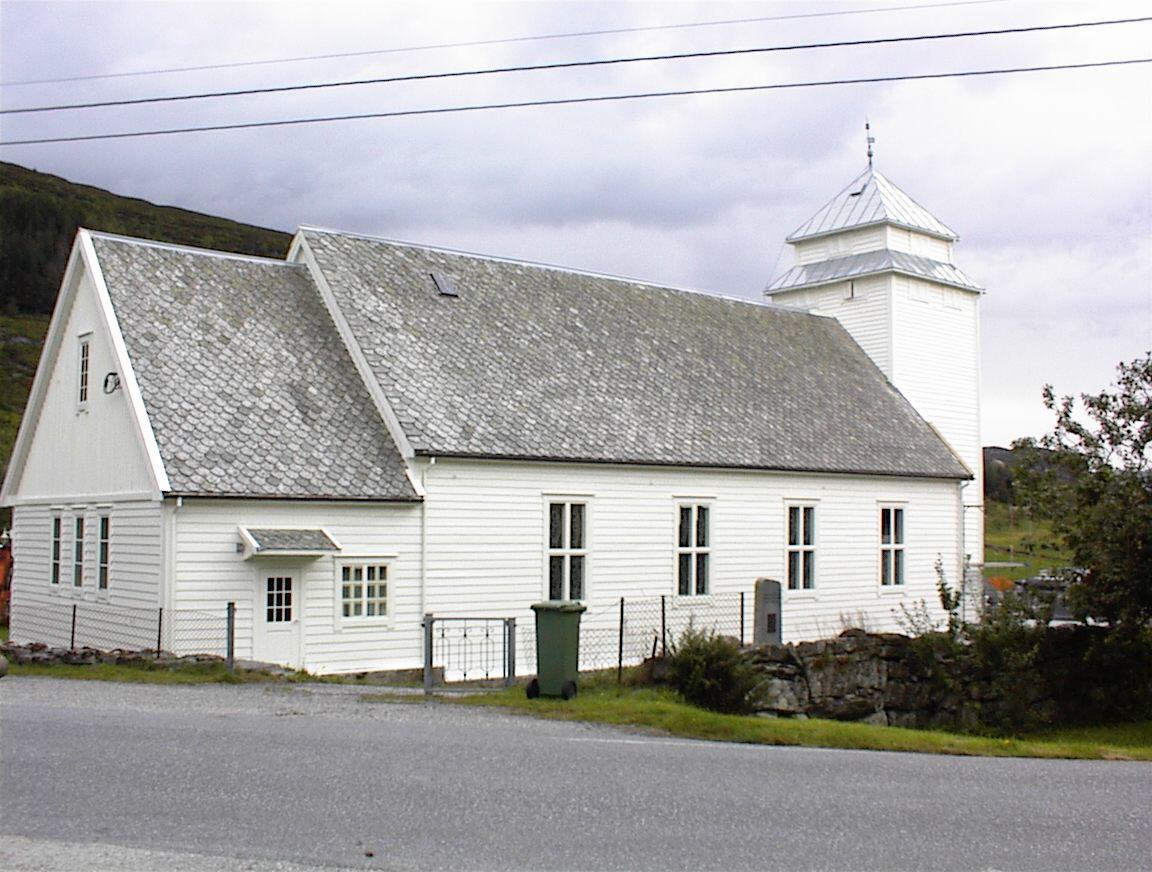 Både i stil og byggjemåte er Rugsund kyrkje svært lik den to år yngre Utvik kyrkje. Utgangspunktet for begge kyrkjene var ei typeteikning laga av arkitekt Hans D. F. Linstow.
