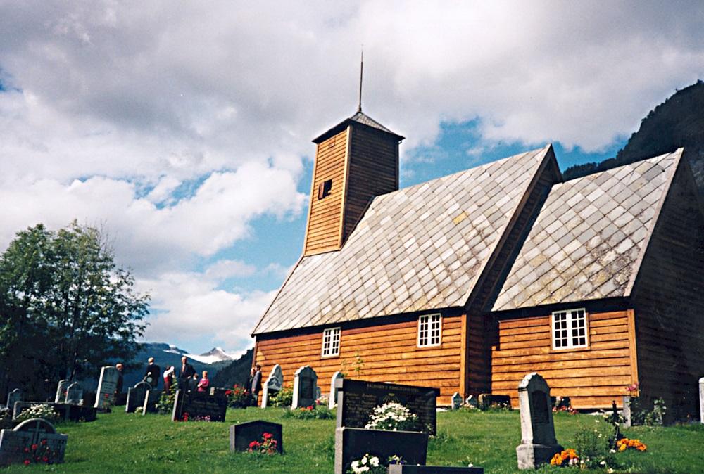 Gaupne kyrkje ligg uvanleg vakkert til på ein bakketopp med bratte fjell på fleire kantar. Kyrkja er svært enkel å sjå til, men innvendig byr ho på eit mangfald av detaljar og fargar.