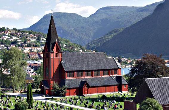 Kyrkja står på same staden som den gamle stavkyrkja. Kyrkjestaden er ein flat terrasse på vestsida av dalen.