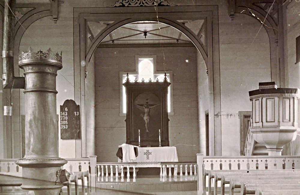 Fresvik kyrkje om lag 1920. Slik var interiøret før restaureringa.
