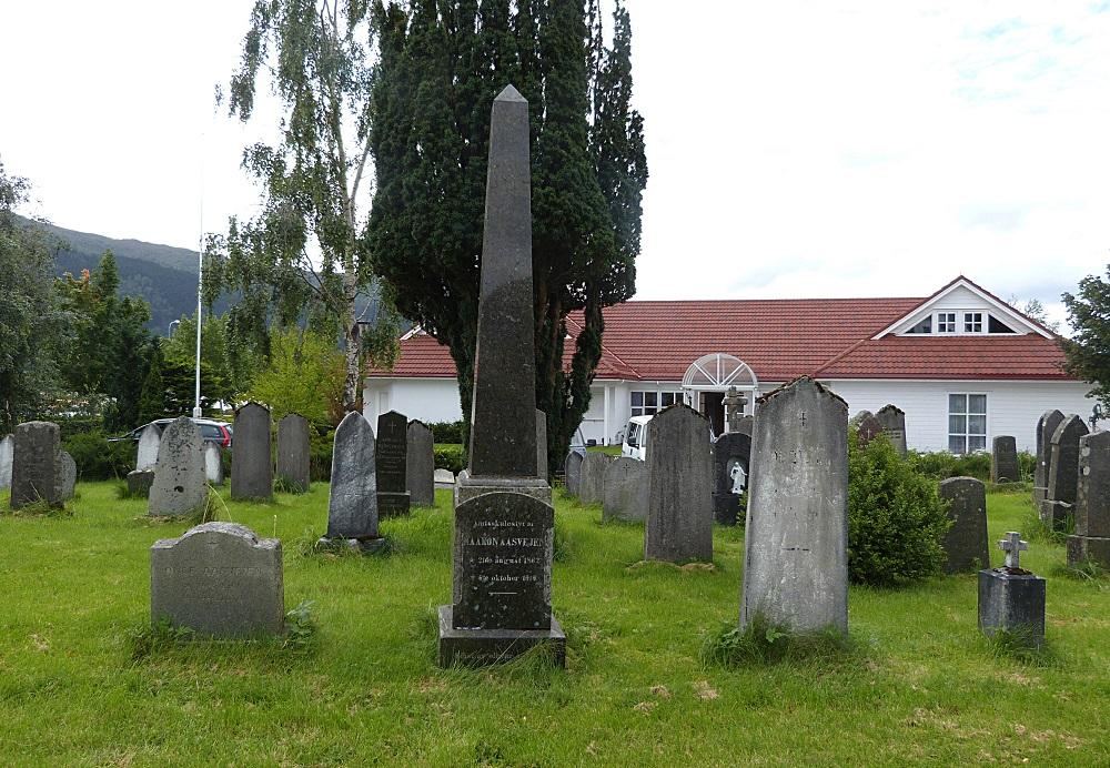 Minnesteinen over Haakon Aasvejen står på det sørvestre feltet på kyrkjegarden ved Eid kyrkje. Steinen vart truleg reist i 1920.