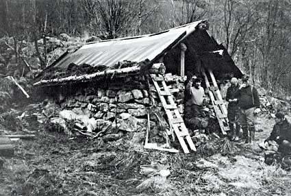 Ein del av Morkagjengen i arbeid. Morkagjengen er ein flokk livlege årdøler i alle aldrar og fasongar. Storparten av fritida si bruker dei på Vettismorki og Fleskedalen, der dei i tillegg til sosialt samvære, jakt og fiske syter for at sel, bruer og anna er i god stand. Også den gamle saga ytst i Vettismorki har dei restaurert på ein førebiletleg måte. I tillegg har dei hatt meir enn ei hand med i drifta av turisthytta Ingjerdbu, og med oppattbygginga av denne etter brannen.