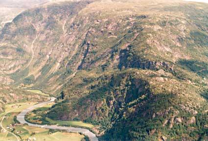 Den gamle ferdselsvegen mellom Dale i Luster og Jostedal gjekk om Vigdal. Han gjekk framom husmannsplassen Skardet (seinare småbruk), heilt til høgre på biletet, heldt fram nordover under brattberg og urer ned på det flatare området Kleivane, svinga så heimover eit stykke og gjekk ned Kleivekrokane til Ormbergstøl. Herifrå heldt han fram på austsida av elva til Ormberg (rett ovanom øvste svingen i elva) der det var bru. Til venstre noko av grenda Myklemyr.