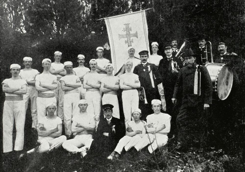 Turnarar og musikkorpset i Florø 17. mai 1905. Hornmusikken spelte på folkefesten i Fram, 1. desember.