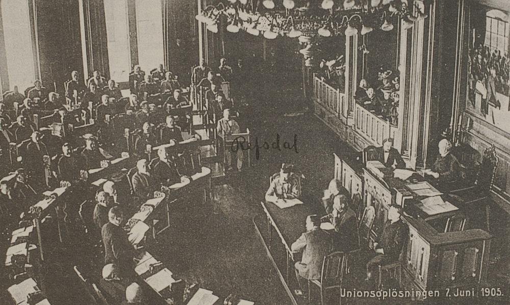 Frå Stortinget 7. juni 1905. Anfinn Refsdal frå Vik møtte som varamann for Gjert holsen som hadde sjukepermisjon. På originalbiletet har sonen, Ivar Refsdal, notert namnet 'Refsdal' (nummer frå 1 frå høgre, andre rekkja.)