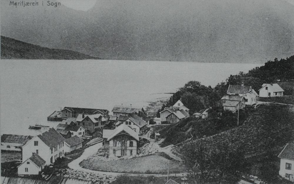 Postkort frå Marifjøra i 1905. Marifjøra var knutepunkt for trafikk til og frå Jostedalen med dampskipskai, skysstasjon, hotell og anna overnatting. Her var også legekontor for kommunane Luster, Jostedal og Hafslo.