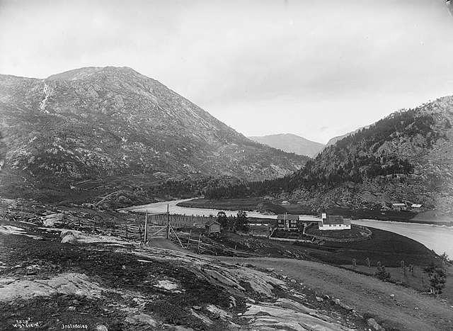 Jostedal kyrkje med den gamle prestegarden. I 1905 vart det bygt ny prestegard. 

