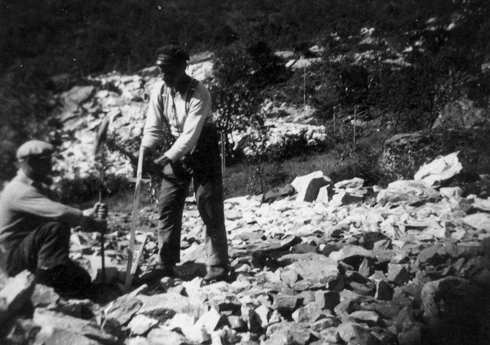 Syningen Johannes Handal, truleg frå Hyllestad, og hjelpesyning Lars Teigen set opp høgdestikker. Lars Teigen var leiar for Balestrand Vegarbeidarlag heilt fram til 1940.