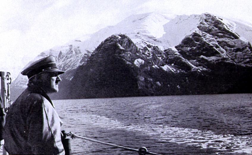 Adolf Hitler om bord på "Deutschland" i Aurlandsfjorden. Beitelen i bakgrunnen, der fjorden deler seg inn til Flåm (mot venstre) og Gudvangen (mot høgre).