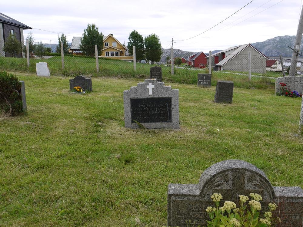 Grava til matros Dagfinn Frøyen på kyrkjegarden ved Frøya kyrkje. Grava ligg på nordre felt på kyrkjegarden på vestsida av kyrkja og vegen.