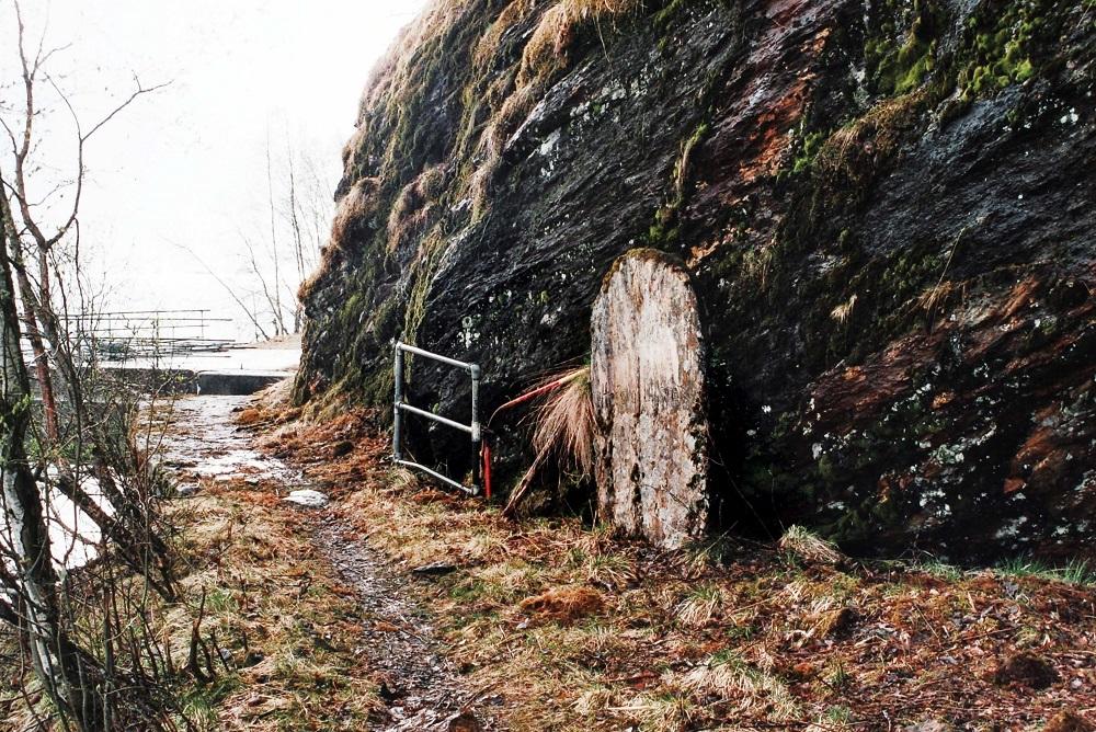 Kommunegrensesteinen ved på gamlevegen forbi Rånnøyberget mellom Marifjøra og Gaupne. Han er ca 175 cm høg, 110 cm brei nede og ca 15 cm tjukk nede.