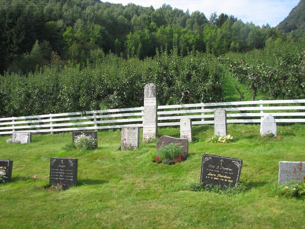 Minnesteinen på grava til Anders O. Venes på kyrkjegarden ved Norum kyrkje.