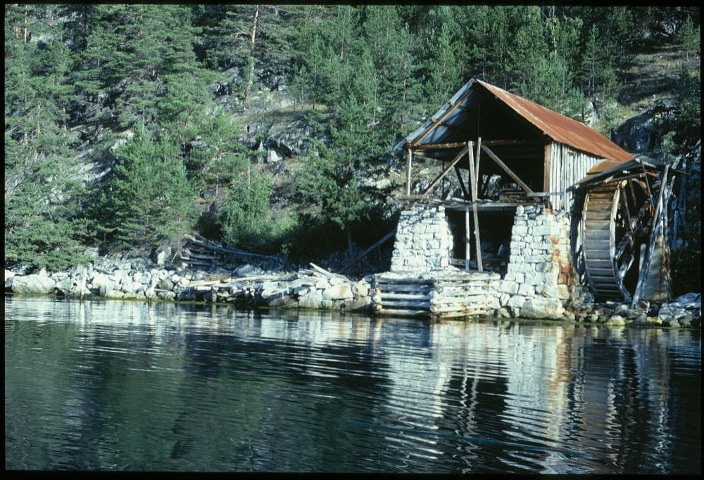 Tingastadsaga. Det skal ha vore sag her frå 1658. Denne vart bygd i 1905 og var i bruk til innpå 1940-talet.