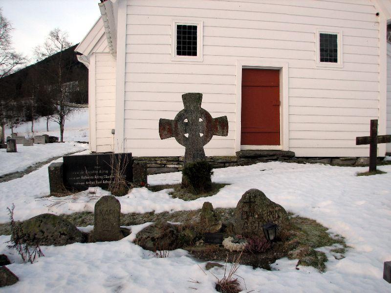 Minnesteinen på Christian Astrup si grav på kyrkjegarden i Ålhus er ein steinkross med sirkel i midtfeltet, i mange samanhengar kalla Iona-kross. Han er kring 150 cm høg. Like framfor grava til Christian Astrup og prestefrua Petra, ligg fleire av familien Astrup gravlagde.