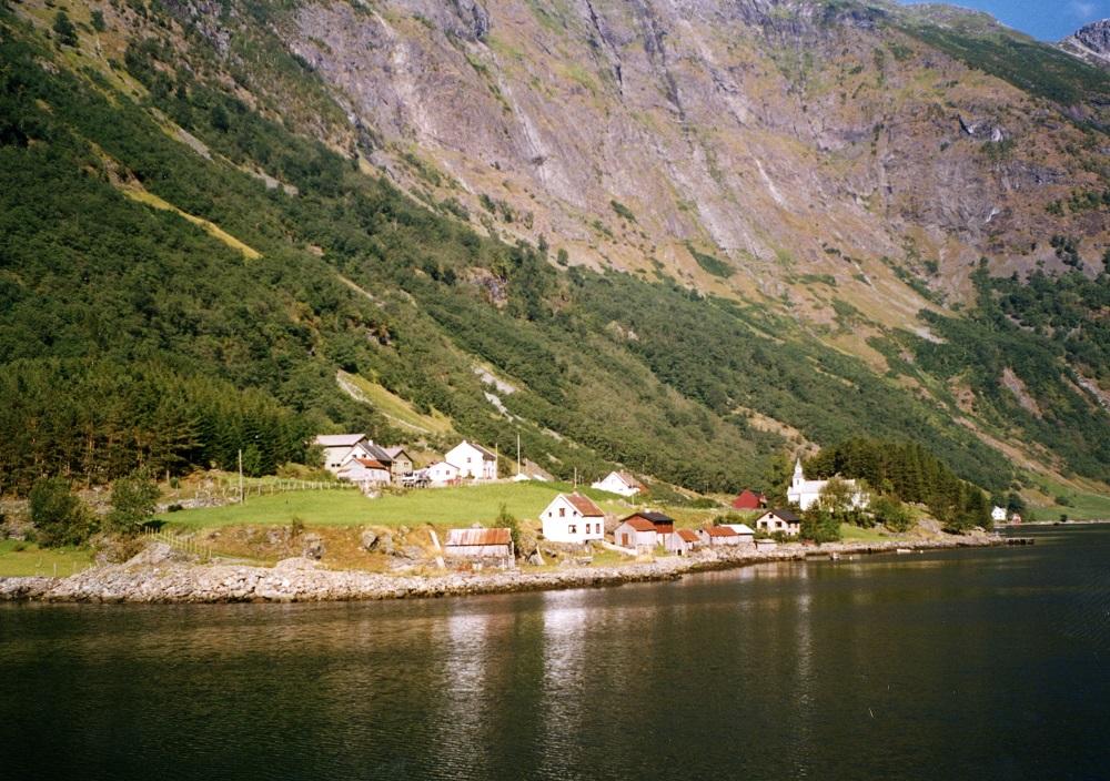 Bakka, sett mot nord. Til venstre ligg bruk nr 2, bruk nr 1,4 og 5 ligg lenger bak. Nede ved sjøen budde husmenn og strandsitjarar.