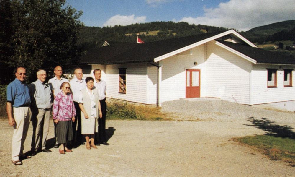 Haugen bedehus, ferdig i 1989. Frå venstre: Finn Bjarnastein, Samuel Balsnes, Johanne Naustdal Drage Olav Balsnes, Inga Reksnes, Jørn Ilje og Olav Anders Bakke.