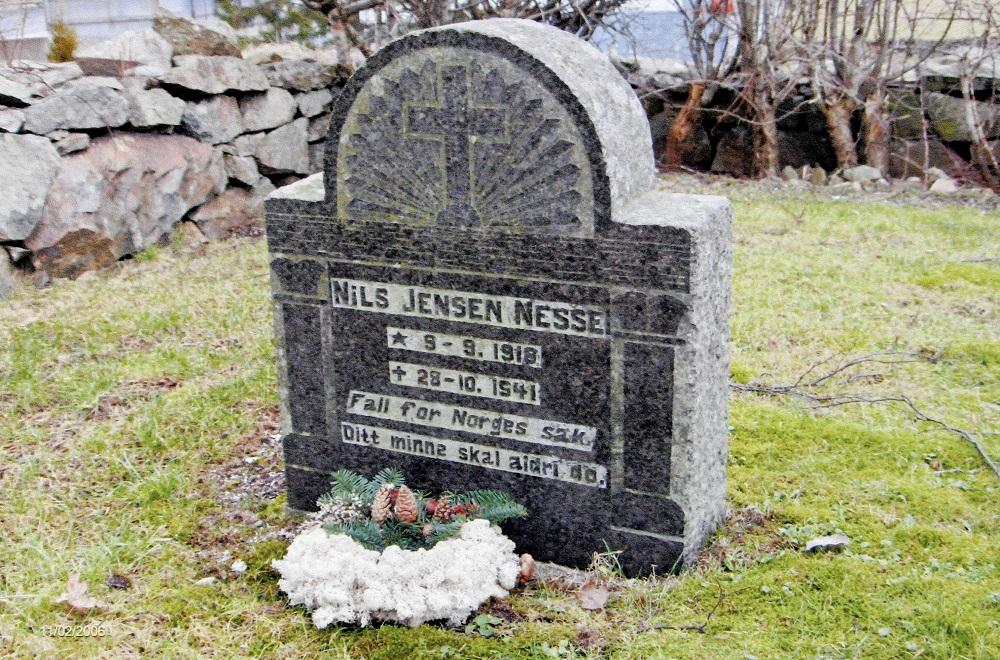 Krigsgrav på kyrkjegarden på Gåsland, Bømlo kommune. Nils Jensen Nesse - "Fall for Norges sak. Ditt minne skal aldri dø." 

