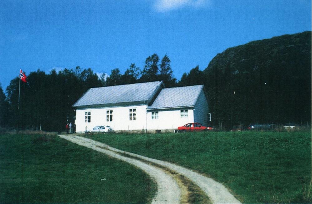 Dalsøyra bedehus, bygd 1914. Påbygget vart teke i bruk i 1967.

