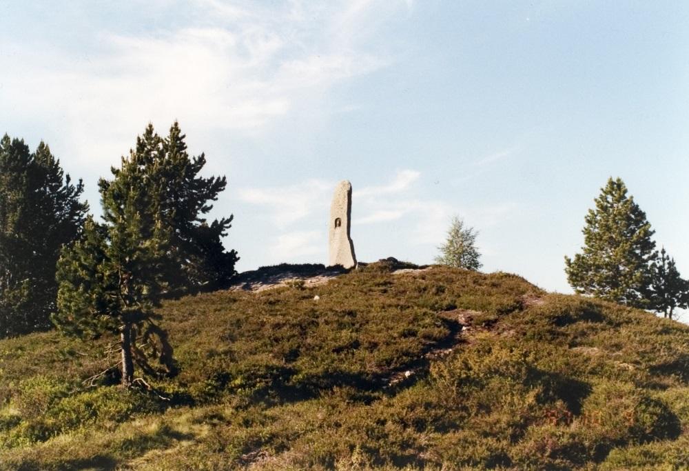 Godt synleg på ein haug på austsida av riksvegen på Utvikfjellet står minnesteinen over Gabriel Reed. «Slå motoren av og gå opp og hels på Gabriel Reed,» skreiv Firda Tidend i julenummeret 1963. «Han var vel verd å helsa på i live.»