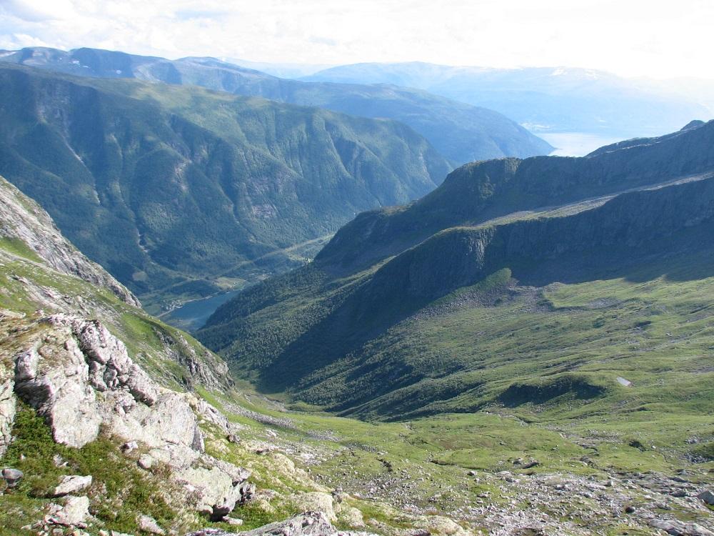 Eikjadalen går vestover frå garden Eiki i Vetlefjorden. Det er ein typisk hengjande dal som endar i ein vid botn. Her er gode beite heilt opp mot vel 1000 moh. Stølen ligg heilt nede i dalen på biletet, nokolunde ved enden av den lange skuggen.