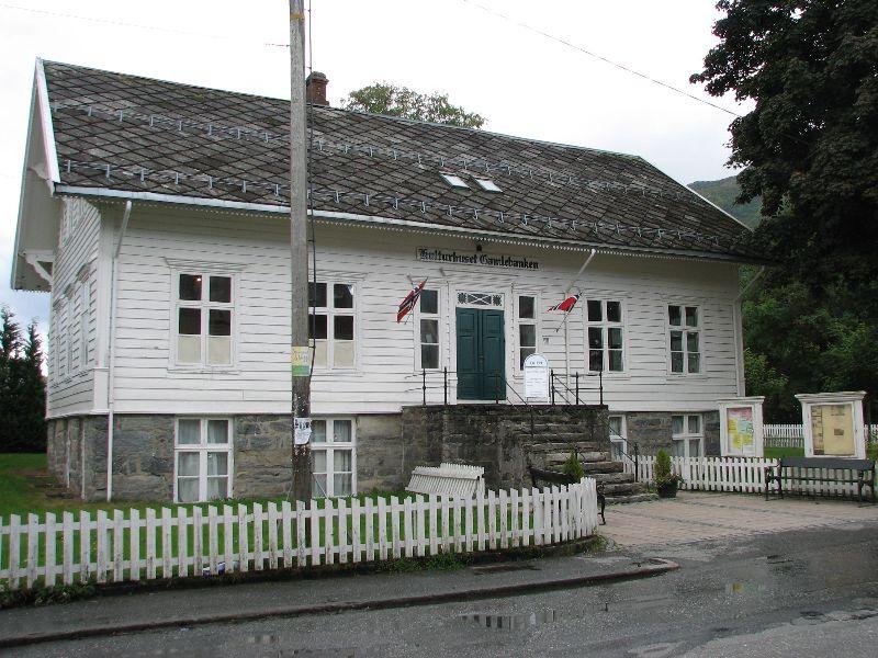 Kulturhuset Gamlebanken i Eidsgata, Nordfjordeid. 



