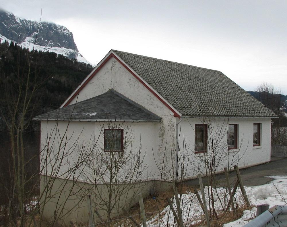 Bjørvikstranda bedehus. Bedehuset har kor i vestenden og full kjellarhøgd.

