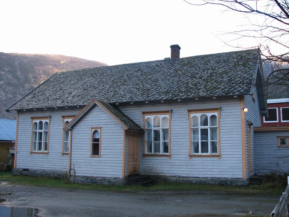 <p>Bedehuset p&aring; L&aelig;rdals&oslash;yri, bygd 1905-1906. Fr&aring; inngangen kjem ein inn i Storsalen, mot aust (t.v.). Vindauga (t.h) er i Vetlesalen. P&aring;bygget p&aring; vestveggen er toaletterom, oppsett kring 1960.</p>