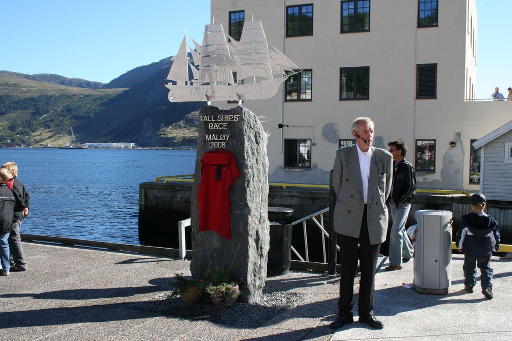 Markeringssteinen for Tall Ships Races på torget i Måløy. Steinen vart avduka 14. mai 2005. Biletet er teke 9. september same året då ordførar Roger B. Silden avduka eit nedteljingsur, 1000 dagar før skutene kjem til Måløy (1. august 2008).


